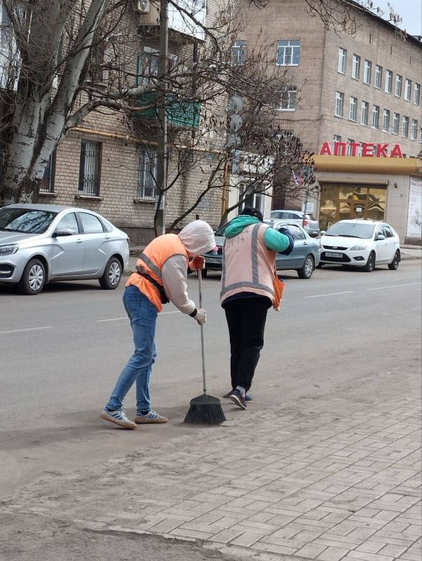 В городском округе Иловайск МУП БИОН произвел работы по уборке территории, очистке тротуаров и прибордюрного камня от смета В городском округе Иловайск МУП БИОН произвел работы по уборке территории, очистке тротуаров и прибордюрного камня от смета