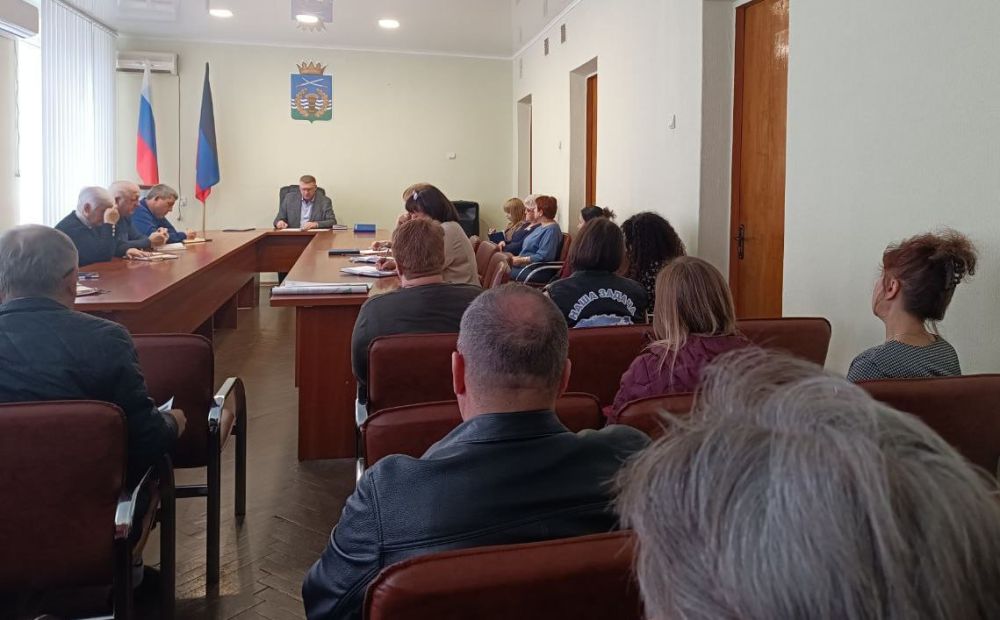 Сегодня провёл расширенное аппаратное совещание с начальниками отделов и структурных подразделений Администрации Володарского МО, руководителями предприятий, территориальных подразделений министерств и ведомств ДНР Сегодня провёл расширенное аппаратное совещание с начальниками отделов и структурных подразделений Администрации Володарского МО, руководителями предприятий, территориальных подразделений министерств и ведомств ДНР
