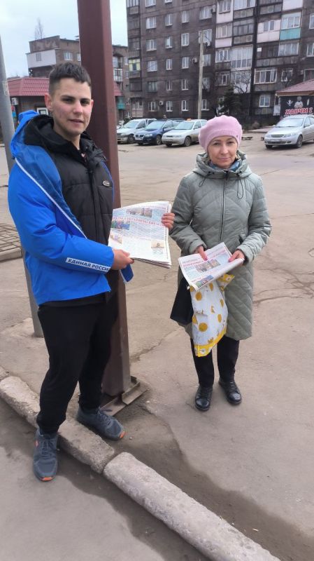 В Енакиево продолжается активное информирование горожан, путем распространения выпуска газеты «ДОНЕЦКАЯ РЕСПУБЛИКА» В Енакиево продолжается активное информирование горожан, путем распространения выпуска газеты «ДОНЕЦКАЯ РЕСПУБЛИКА»