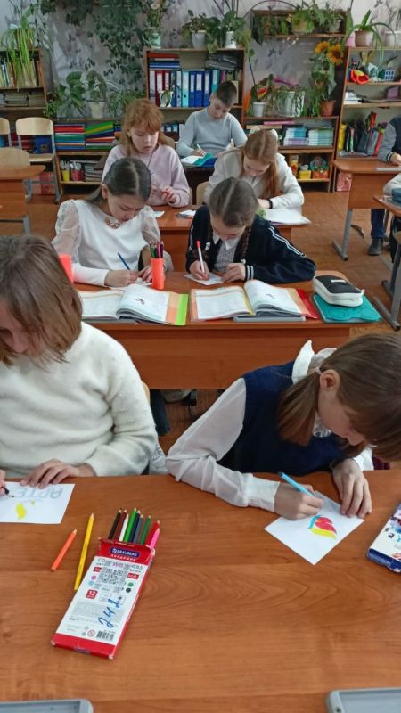 Юным снежнянцам напомнили о единстве России Юным снежнянцам напомнили о единстве России