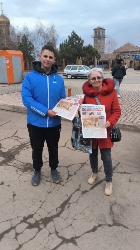 В Енакиево продолжается активное информирование горожан, путем распространения выпуска газеты «ДОНЕЦКАЯ РЕСПУБЛИКА» В Енакиево продолжается активное информирование горожан, путем распространения выпуска газеты «ДОНЕЦКАЯ РЕСПУБЛИКА»