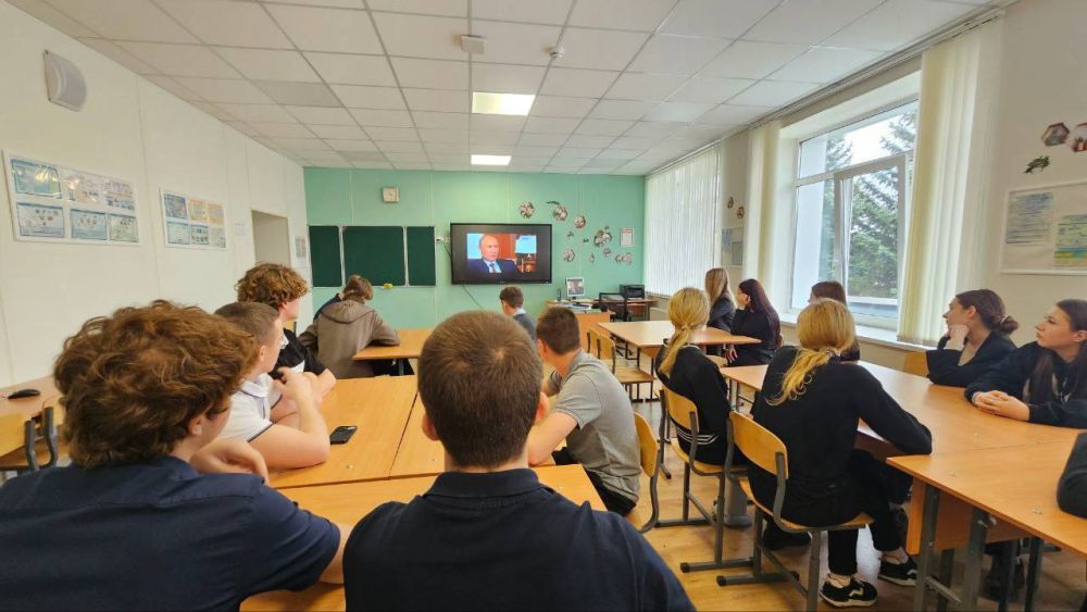 18 марта в Тельмановской гимназии было проведено мероприятие, приуроченное ко Дню воссоединения Республики Крым и города Севастополя с Российской Федерацией 18 марта в Тельмановской гимназии было проведено мероприятие, приуроченное ко Дню воссоединения Республики Крым и города Севастополя с Российской Федерацией