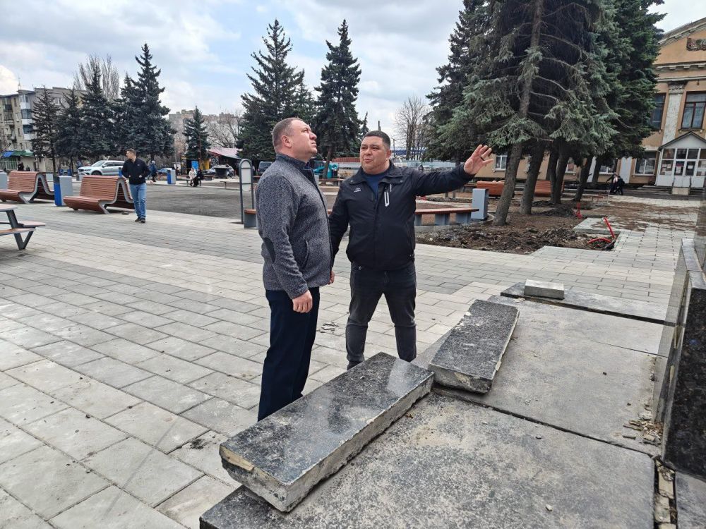 Сергей Ермаков: 18 марта совместно с первым заместителем главы администрации городского округа Снежное Васил Шергелашвили проверили ход выполнения работ подрядной организации на площади им. Ленина Сергей Ермаков: 18 марта совместно с первым заместителем главы администрации городского округа Снежное Васил Шергелашвили проверили ход выполнения работ подрядной организации на площади им. Ленина