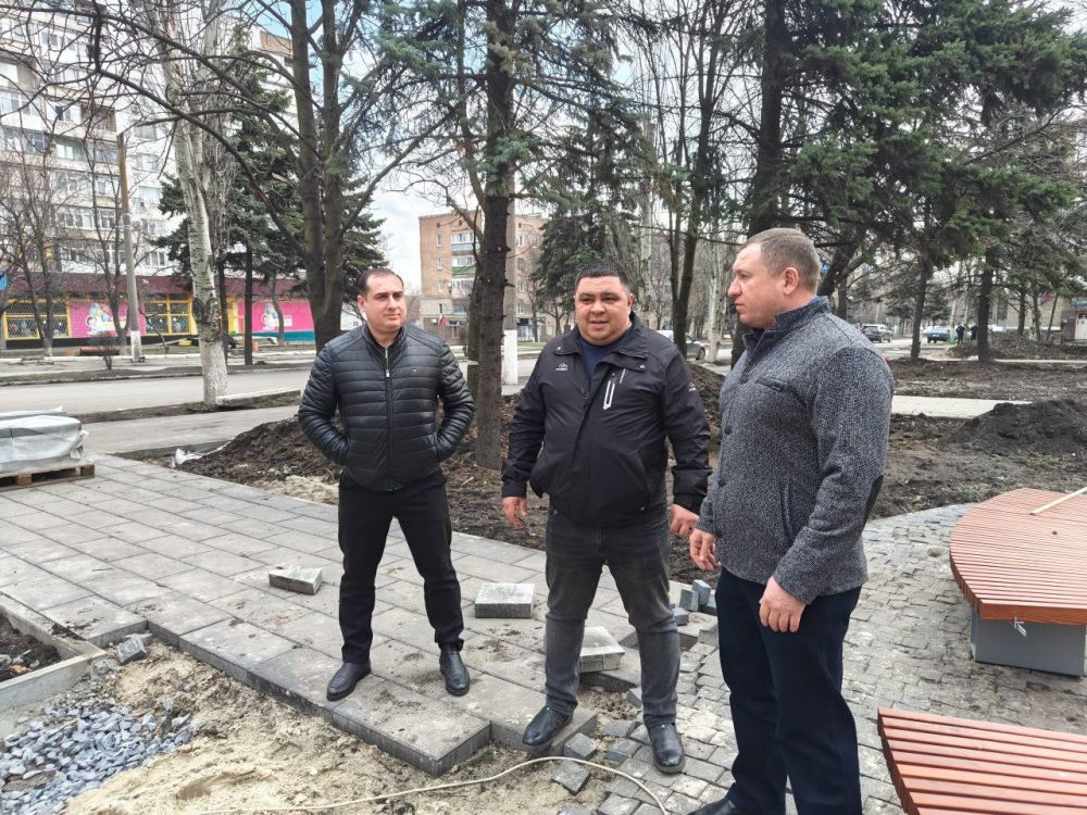 Сергей Ермаков: 18 марта совместно с первым заместителем главы администрации городского округа Снежное Васил Шергелашвили проверили ход выполнения работ подрядной организации на площади им. Ленина Сергей Ермаков: 18 марта совместно с первым заместителем главы администрации городского округа Снежное Васил Шергелашвили проверили ход выполнения работ подрядной организации на площади им. Ленина