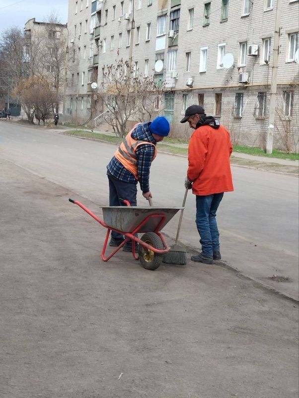 В городском округе Иловайск МУП БИОН произвел работы по уборке территории, очистке тротуаров и прибордюрного камня от смета В городском округе Иловайск МУП БИОН произвел работы по уборке территории, очистке тротуаров и прибордюрного камня от смета