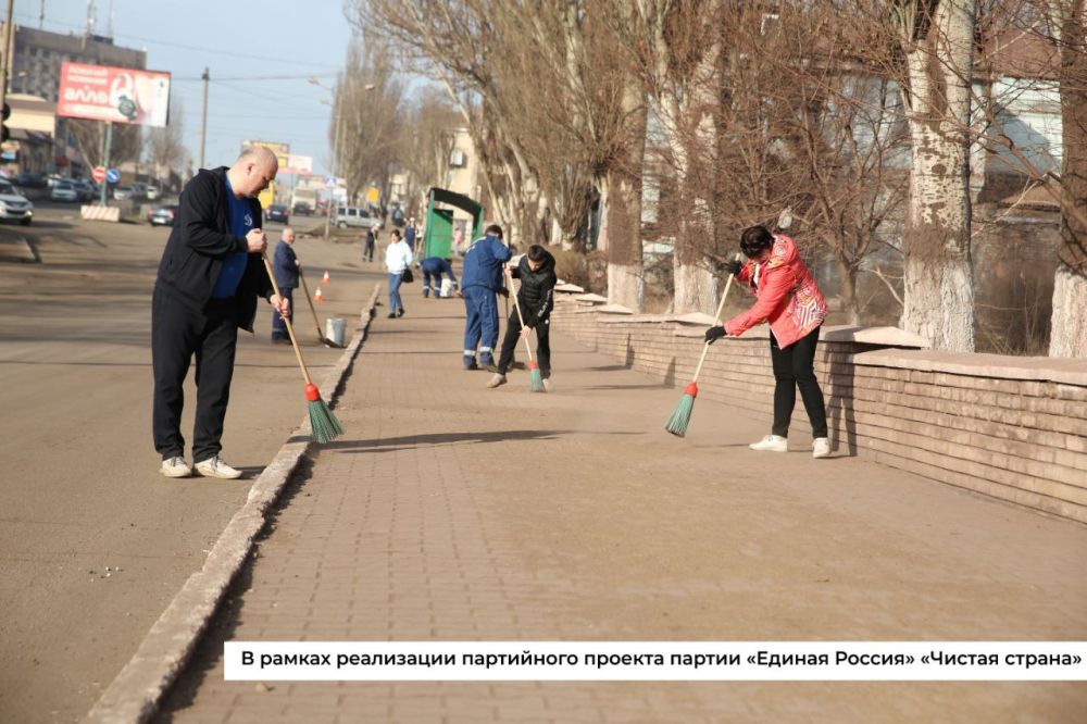 Представители Енакиевского металлургического завода под эгидой партии «Единая Россия» проекта «Чистая страна» приняли участие в акции по посадке деревьев Представители Енакиевского металлургического завода под эгидой партии «Единая Россия» проекта «Чистая страна» приняли участие в акции по посадке деревьев