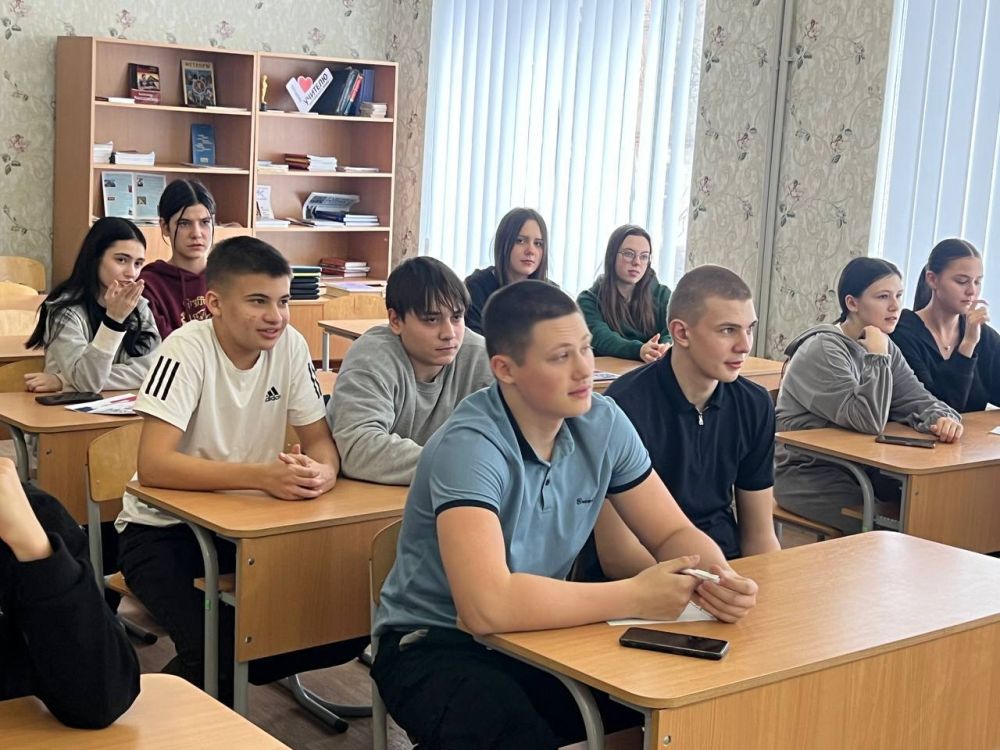 В рамках проекта «ГосСтарт. Диалог» в пгт Мирное прошла встреча учащихся школы с Виктором Картамышевым - и.о В рамках проекта «ГосСтарт. Диалог» в пгт Мирное прошла встреча учащихся школы с Виктором Картамышевым - и.о