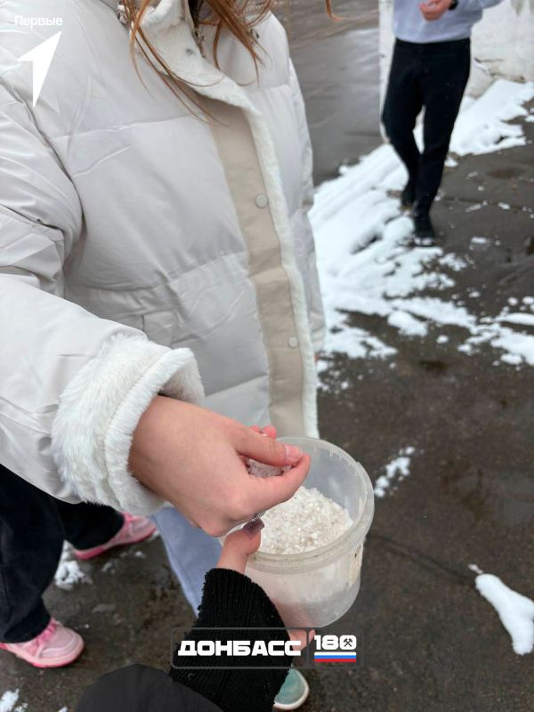 Активисты Движения Первых всегда помогут в непогоду Активисты Движения Первых всегда помогут в непогоду