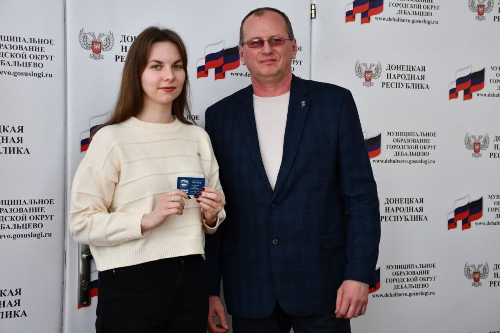 Сергей Желновач: Сегодня, 19 марта, в городе Дебальцево новым членам партии «Единая Россия» вручили членские билеты! Сергей Желновач: Сегодня, 19 марта, в городе Дебальцево новым членам партии «Единая Россия» вручили членские билеты!