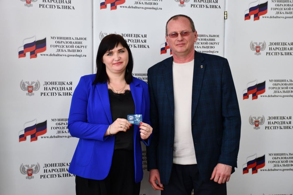 Сергей Желновач: Сегодня, 19 марта, в городе Дебальцево новым членам партии «Единая Россия» вручили членские билеты! Сергей Желновач: Сегодня, 19 марта, в городе Дебальцево новым членам партии «Единая Россия» вручили членские билеты!