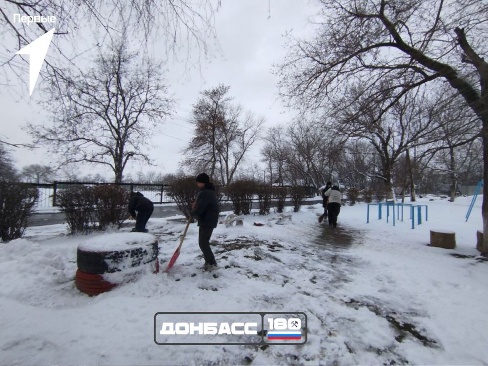 Активисты Движения Первых всегда помогут в непогоду Активисты Движения Первых всегда помогут в непогоду