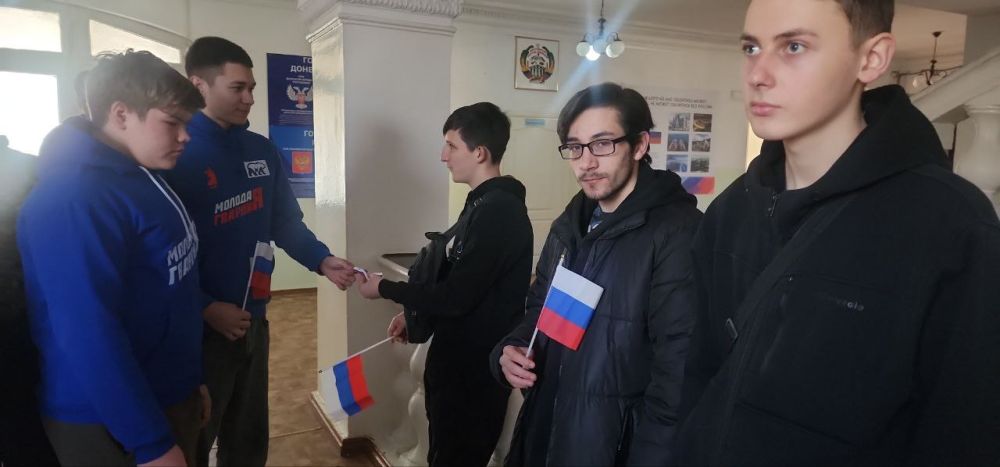 Активисты Докучаевского штаба "Молодая Республика" и МГЕР при поддержке сектора молодежной политики провели акцию "Флаг единства", в рамках Всероссийской акции "Из Крыма и Севастополя с любовью", посвященную 11-й годовщине... Активисты Докучаевского штаба "Молодая Республика" и МГЕР при поддержке сектора молодежной политики провели акцию "Флаг единства", в рамках Всероссийской акции "Из Крыма и Севастополя с любовью", посвященную 11-й годовщине...