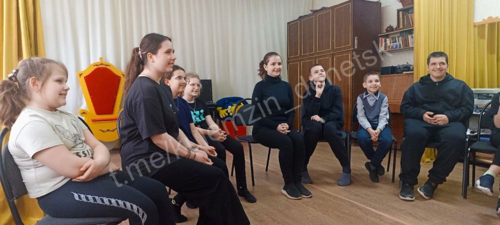 В преддверии Дня работника культуры учащиеся театрального отделения Школы искусств №3 приняли участие в мастер-классах по сценической речи и актерскому мастерству, который провели преподаватели Донецкого колледжа культуры и... В преддверии Дня работника культуры учащиеся театрального отделения Школы искусств №3 приняли участие в мастер-классах по сценической речи и актерскому мастерству, который провели преподаватели Донецкого колледжа культуры и...