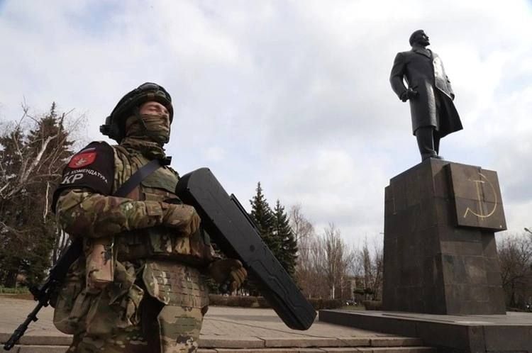 ДНР активисты выстроились с красными зонтиками в надпись «Крым наш» ДНР активисты выстроились с красными зонтиками в надпись «Крым наш»
