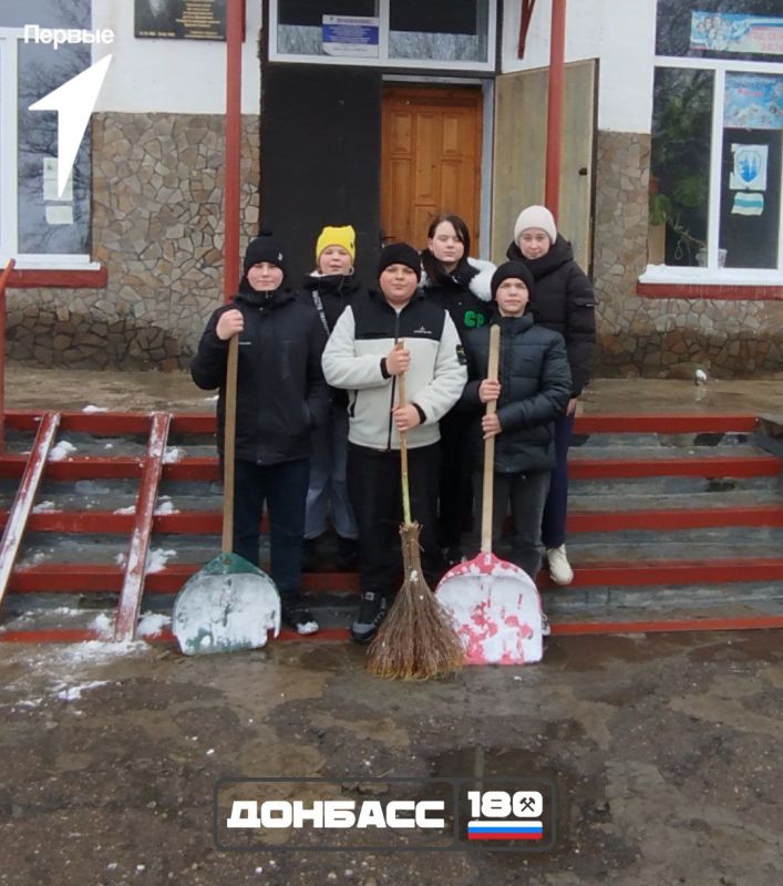Активисты Движения Первых всегда помогут в непогоду Активисты Движения Первых всегда помогут в непогоду