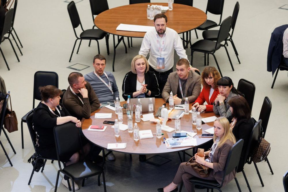 Председатель Старобешевского муниципального совета Донецкой Народной Республики Дмитрий Блинов, заместитель председателя Старобешевского муниципального совета Алексей Черкашин и заместитель главы Администрации... Председатель Старобешевского муниципального совета Донецкой Народной Республики Дмитрий Блинов, заместитель председателя Старобешевского муниципального совета Алексей Черкашин и заместитель главы Администрации...