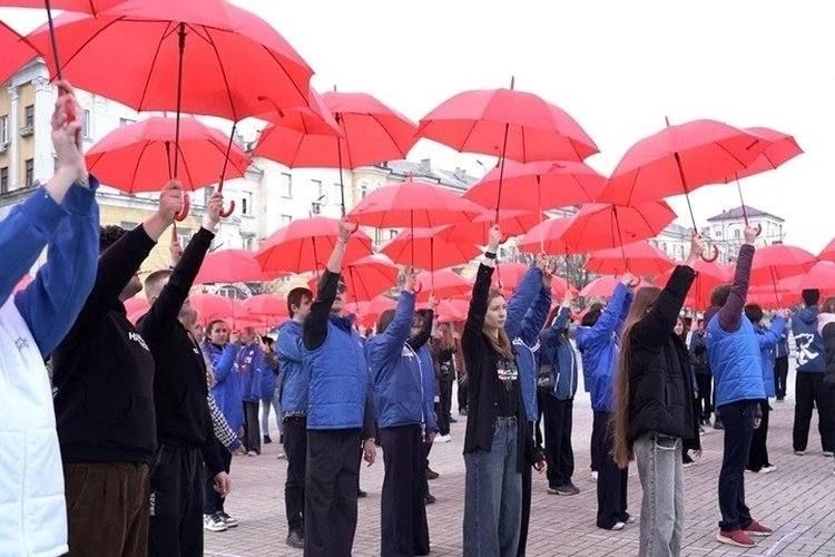ДНР активисты выстроились с красными зонтиками в надпись «Крым наш» ДНР активисты выстроились с красными зонтиками в надпись «Крым наш»