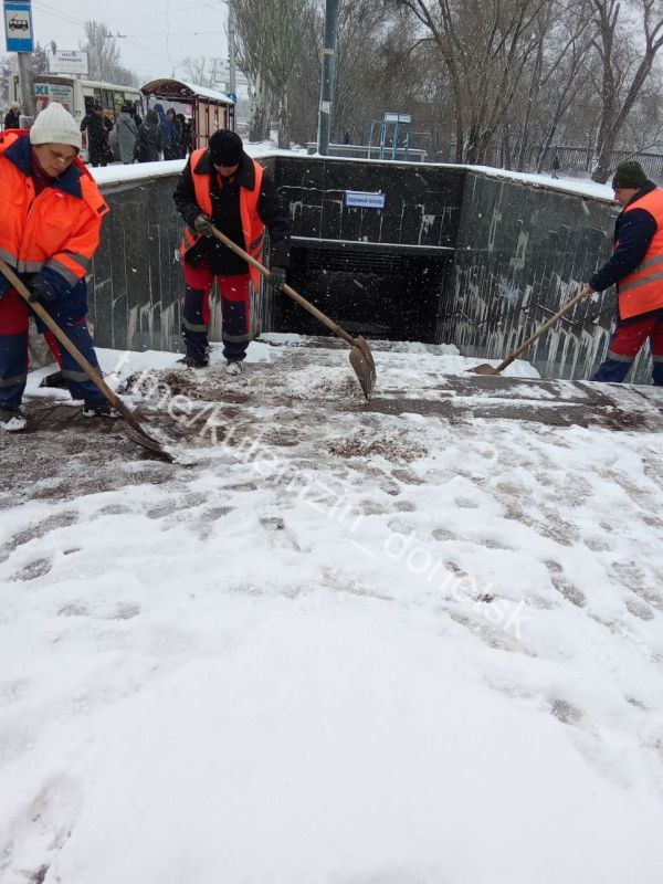 Борьба с последствиями непогоды в городе продолжается Борьба с последствиями непогоды в городе продолжается