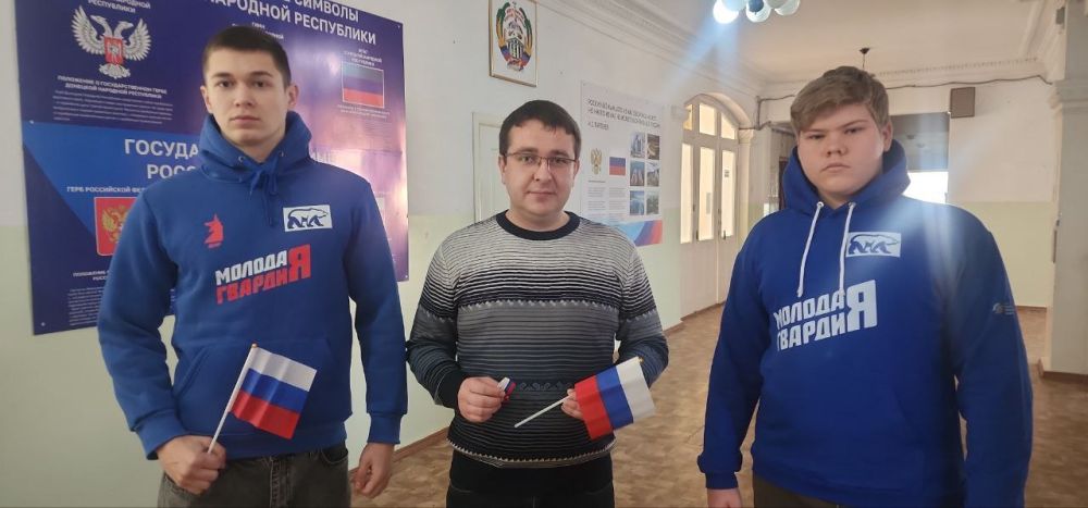 Активисты Докучаевского штаба "Молодая Республика" и МГЕР при поддержке сектора молодежной политики провели акцию "Флаг единства", в рамках Всероссийской акции "Из Крыма и Севастополя с любовью", посвященную 11-й годовщине... Активисты Докучаевского штаба "Молодая Республика" и МГЕР при поддержке сектора молодежной политики провели акцию "Флаг единства", в рамках Всероссийской акции "Из Крыма и Севастополя с любовью", посвященную 11-й годовщине...