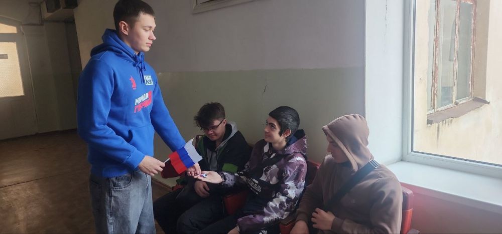 Активисты Докучаевского штаба "Молодая Республика" и МГЕР при поддержке сектора молодежной политики провели акцию "Флаг единства", в рамках Всероссийской акции "Из Крыма и Севастополя с любовью", посвященную 11-й годовщине... Активисты Докучаевского штаба "Молодая Республика" и МГЕР при поддержке сектора молодежной политики провели акцию "Флаг единства", в рамках Всероссийской акции "Из Крыма и Севастополя с любовью", посвященную 11-й годовщине...