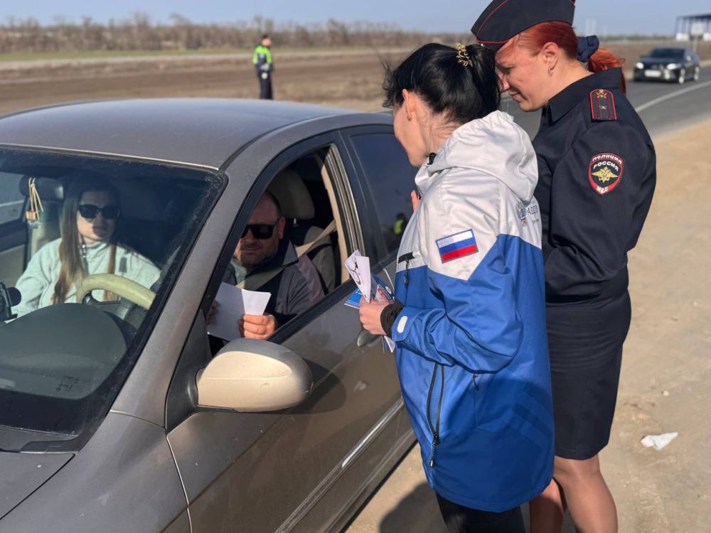 На федеральной трассе «Новороссия» полицейские провели с водителями беседы о необходимости соблюдения ПДД На федеральной трассе «Новороссия» полицейские провели с водителями беседы о необходимости соблюдения ПДД
