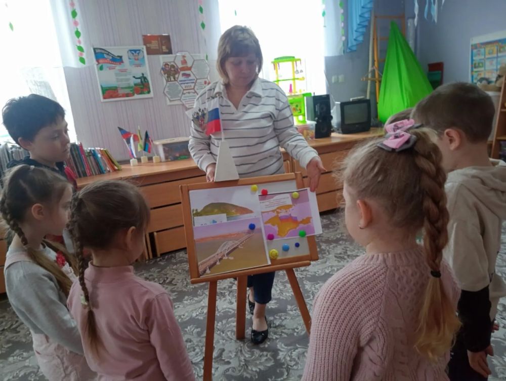 В образовательных учреждениях Докучаевска прошли мероприятия ко Дню воссоединения Крыма с Россией В образовательных учреждениях Докучаевска прошли мероприятия ко Дню воссоединения Крыма с Россией