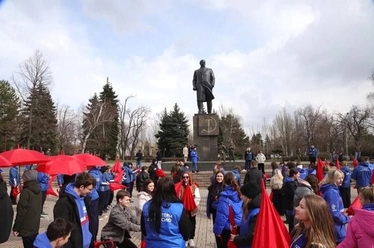 ДНР активисты выстроились с красными зонтиками в надпись «Крым наш» ДНР активисты выстроились с красными зонтиками в надпись «Крым наш»