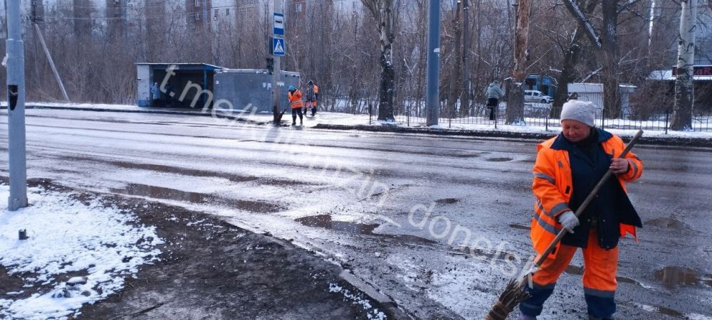 Борьба с последствиями непогоды в городе продолжается Борьба с последствиями непогоды в городе продолжается