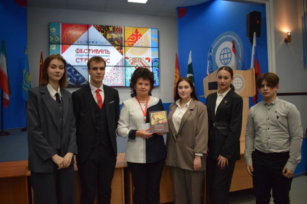 Политологический клуб «Полис» Донецкого государственного университета – динамичное студенческое объединение, ставящее перед собой амбициозную цель: подготовку будущих лидеров и профессионалов в области политологии... Политологический клуб «Полис» Донецкого государственного университета – динамичное студенческое объединение, ставящее перед собой амбициозную цель: подготовку будущих лидеров и профессионалов в области политологии...