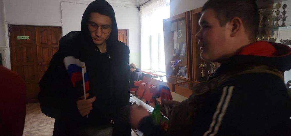 Активисты Докучаевского штаба "Молодая Республика" и МГЕР при поддержке сектора молодежной политики провели акцию "Флаг единства", в рамках Всероссийской акции "Из Крыма и Севастополя с любовью", посвященную 11-й годовщине... Активисты Докучаевского штаба "Молодая Республика" и МГЕР при поддержке сектора молодежной политики провели акцию "Флаг единства", в рамках Всероссийской акции "Из Крыма и Севастополя с любовью", посвященную 11-й годовщине...