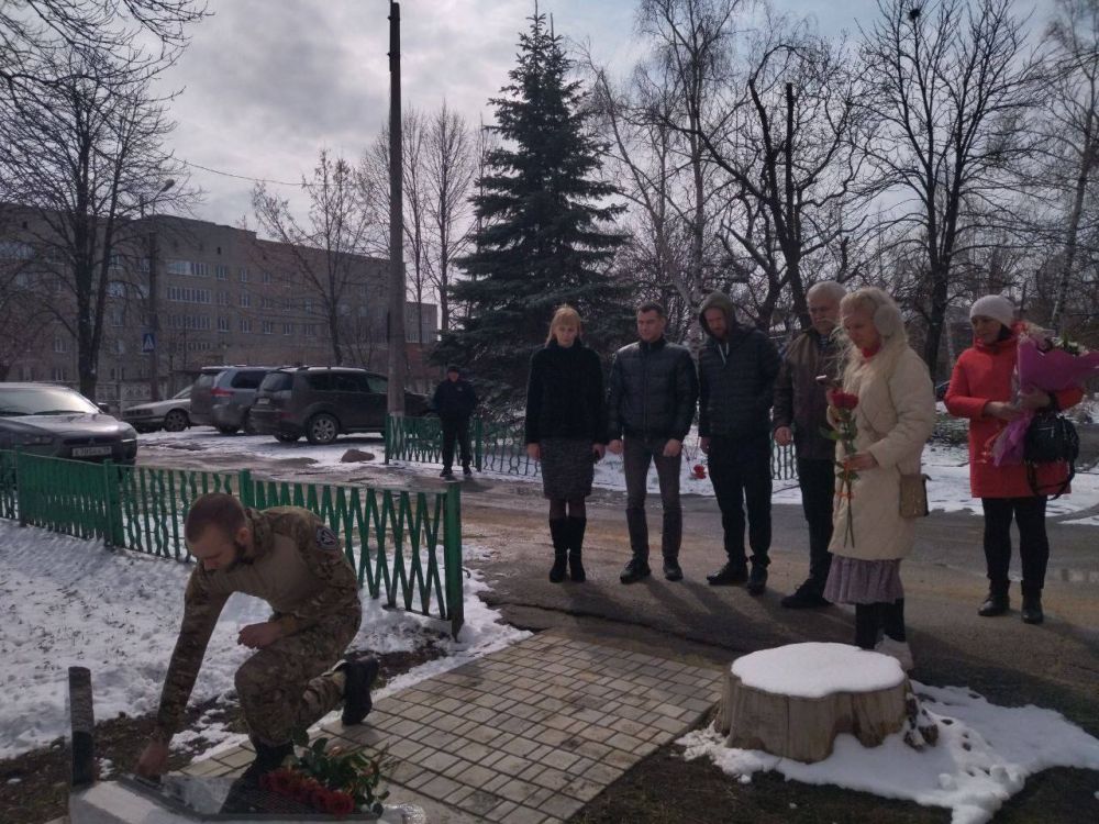 Сегодня в ГБОУ «ШКОЛА №4 ЯИНОВАТСКОГО М.О» состоялось торжественное мероприятие — открытие "Парты Героя" в рамках Всероссийского проекта партии "Единая Россия" Сегодня в ГБОУ «ШКОЛА №4 ЯИНОВАТСКОГО М.О» состоялось торжественное мероприятие — открытие "Парты Героя" в рамках Всероссийского проекта партии "Единая Россия"