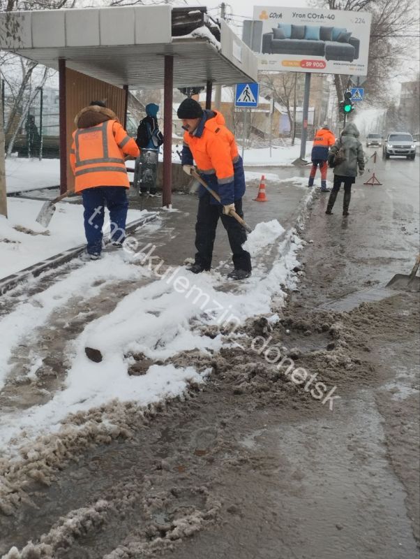 Борьба с последствиями непогоды в городе продолжается Борьба с последствиями непогоды в городе продолжается