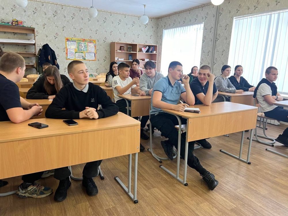 В рамках проекта «ГосСтарт. Диалог» в пгт Мирное прошла встреча учащихся школы с Виктором Картамышевым - и.о В рамках проекта «ГосСтарт. Диалог» в пгт Мирное прошла встреча учащихся школы с Виктором Картамышевым - и.о