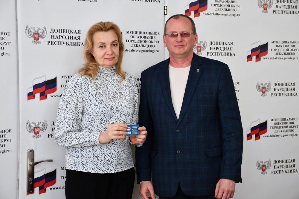 Сергей Желновач: Сегодня, 19 марта, в городе Дебальцево новым членам партии «Единая Россия» вручили членские билеты! Сергей Желновач: Сегодня, 19 марта, в городе Дебальцево новым членам партии «Единая Россия» вручили членские билеты!