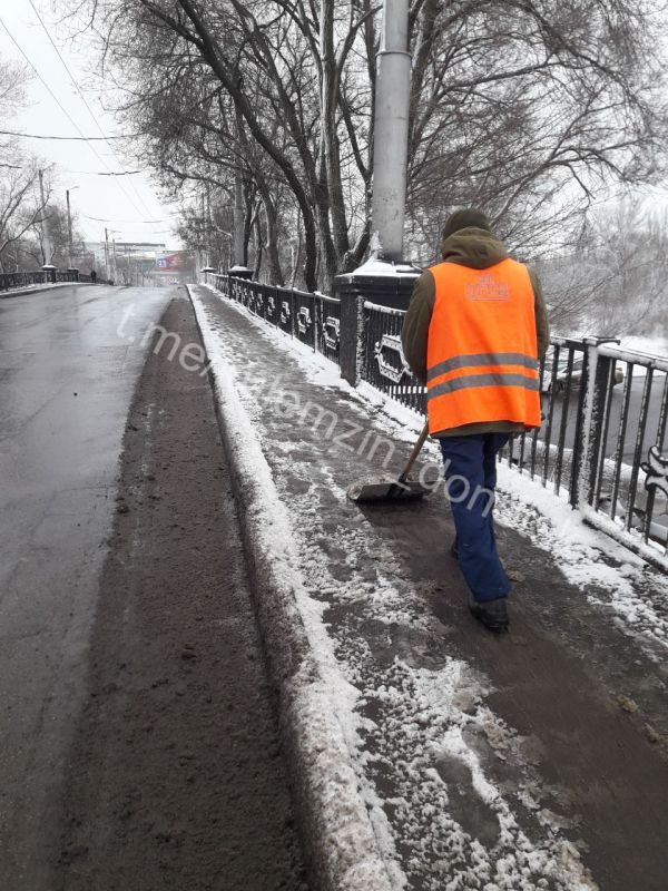 Борьба с последствиями непогоды в городе продолжается Борьба с последствиями непогоды в городе продолжается
