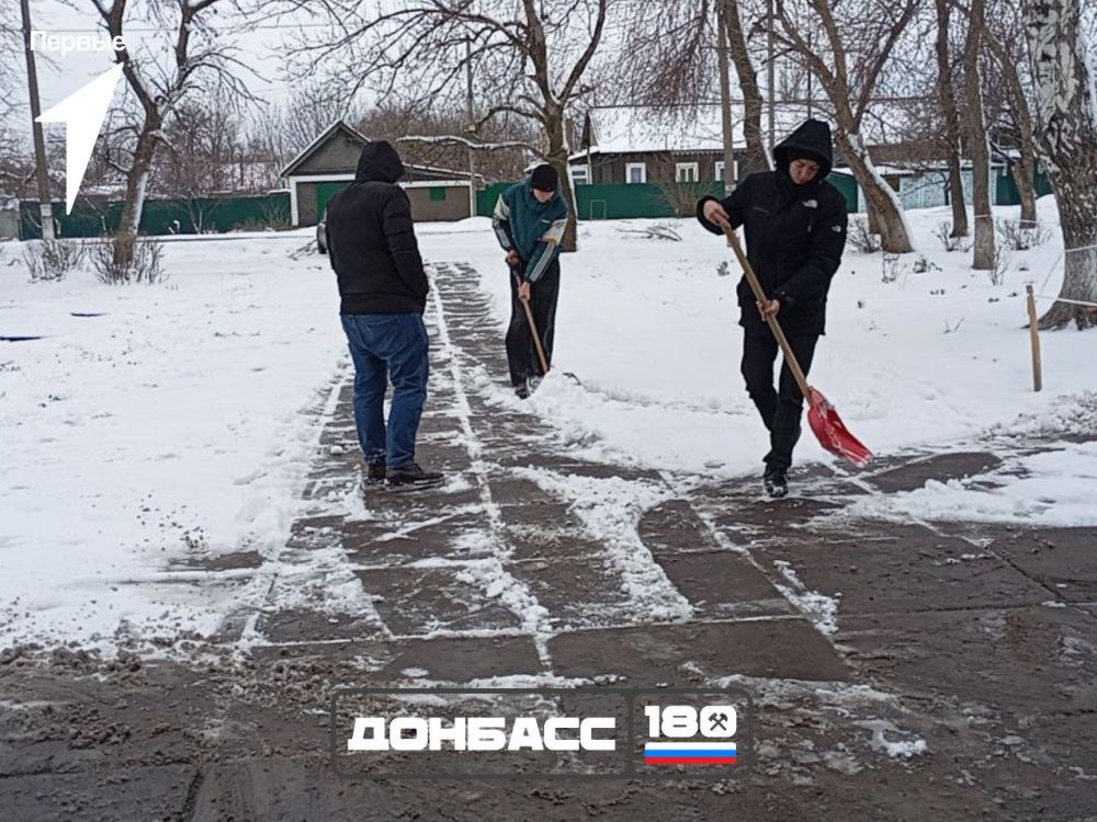 Активисты Движения Первых всегда помогут в непогоду Активисты Движения Первых всегда помогут в непогоду