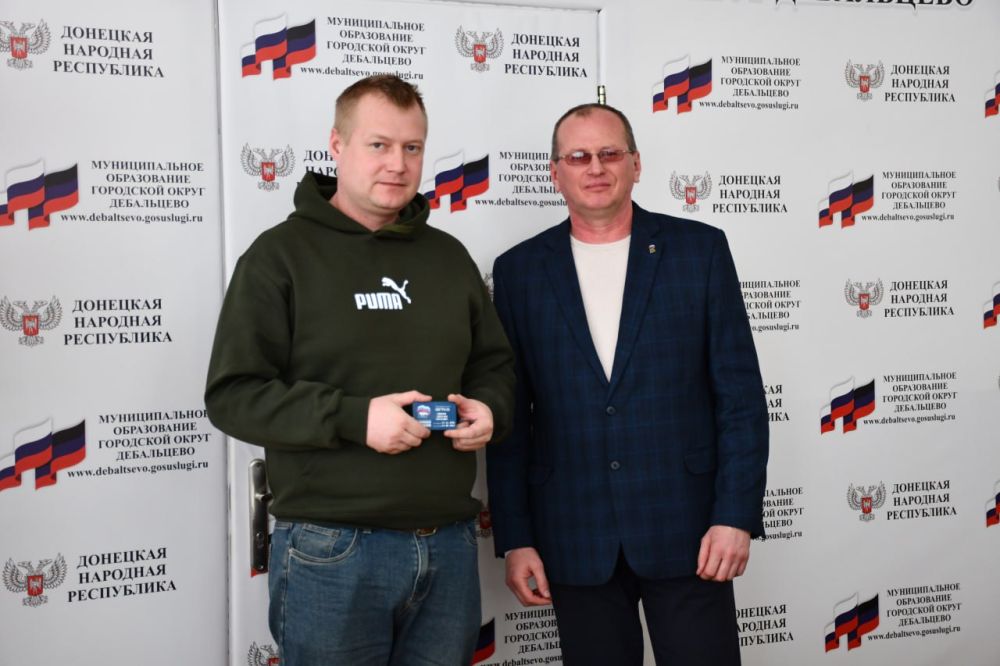 Сергей Желновач: Сегодня, 19 марта, в городе Дебальцево новым членам партии «Единая Россия» вручили членские билеты! Сергей Желновач: Сегодня, 19 марта, в городе Дебальцево новым членам партии «Единая Россия» вручили членские билеты!