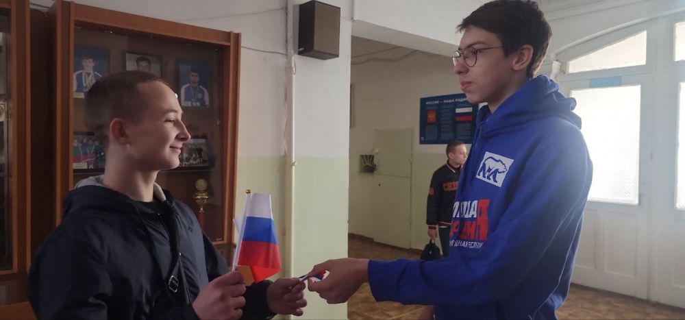Активисты Докучаевского штаба "Молодая Республика" и МГЕР при поддержке сектора молодежной политики провели акцию "Флаг единства", в рамках Всероссийской акции "Из Крыма и Севастополя с любовью", посвященную 11-й годовщине... Активисты Докучаевского штаба "Молодая Республика" и МГЕР при поддержке сектора молодежной политики провели акцию "Флаг единства", в рамках Всероссийской акции "Из Крыма и Севастополя с любовью", посвященную 11-й годовщине...