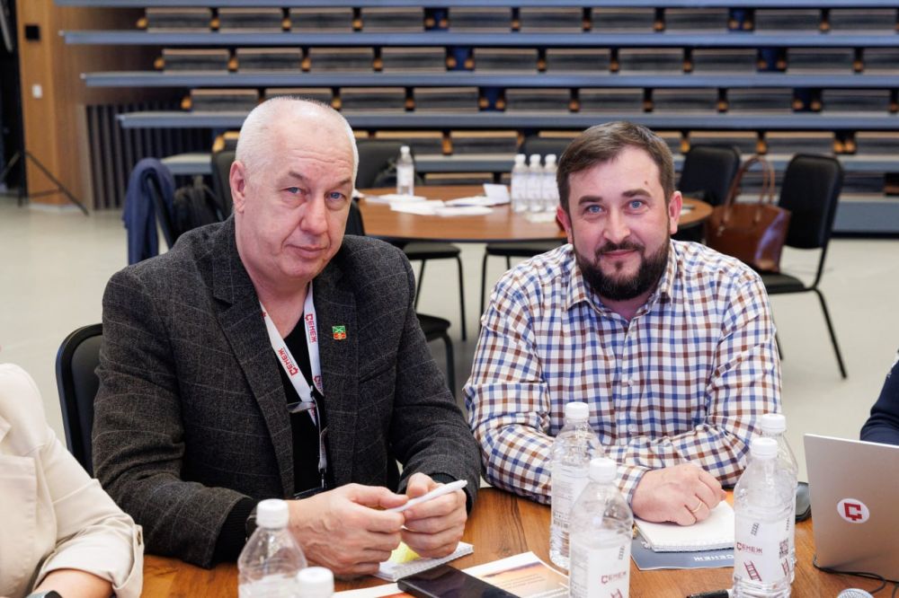Председатель Старобешевского муниципального совета Донецкой Народной Республики Дмитрий Блинов, заместитель председателя Старобешевского муниципального совета Алексей Черкашин и заместитель главы Администрации... Председатель Старобешевского муниципального совета Донецкой Народной Республики Дмитрий Блинов, заместитель председателя Старобешевского муниципального совета Алексей Черкашин и заместитель главы Администрации...