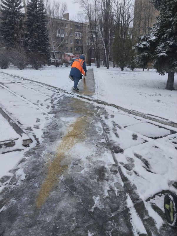 Сегодня работниками МУП АГЯ "ЖЭК" была произведена посыпка тротуаров песком, а также очистка их от снега Сегодня работниками МУП АГЯ "ЖЭК" была произведена посыпка тротуаров песком, а также очистка их от снега