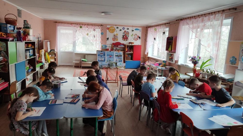 В образовательных учреждениях Докучаевска прошли мероприятия ко Дню воссоединения Крыма с Россией В образовательных учреждениях Докучаевска прошли мероприятия ко Дню воссоединения Крыма с Россией