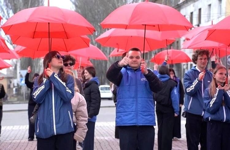 ДНР активисты выстроились с красными зонтиками в надпись «Крым наш» ДНР активисты выстроились с красными зонтиками в надпись «Крым наш»