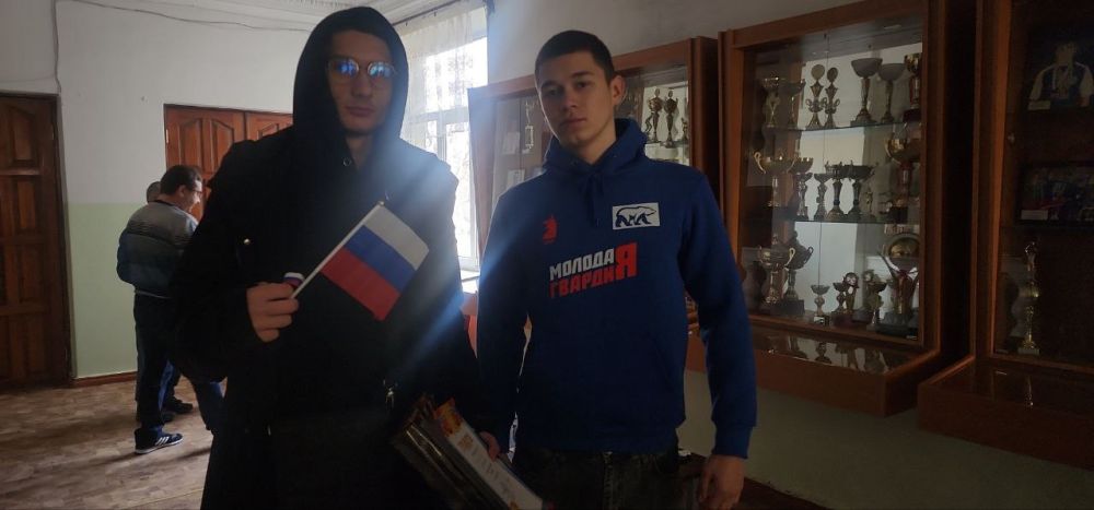 Активисты Докучаевского штаба "Молодая Республика" и МГЕР при поддержке сектора молодежной политики провели акцию "Флаг единства", в рамках Всероссийской акции "Из Крыма и Севастополя с любовью", посвященную 11-й годовщине... Активисты Докучаевского штаба "Молодая Республика" и МГЕР при поддержке сектора молодежной политики провели акцию "Флаг единства", в рамках Всероссийской акции "Из Крыма и Севастополя с любовью", посвященную 11-й годовщине...