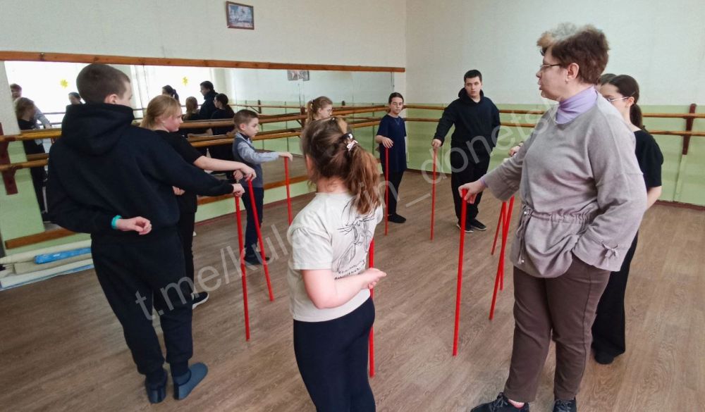 В преддверии Дня работника культуры учащиеся театрального отделения Школы искусств №3 приняли участие в мастер-классах по сценической речи и актерскому мастерству, который провели преподаватели Донецкого колледжа культуры и... В преддверии Дня работника культуры учащиеся театрального отделения Школы искусств №3 приняли участие в мастер-классах по сценической речи и актерскому мастерству, который провели преподаватели Донецкого колледжа культуры и...