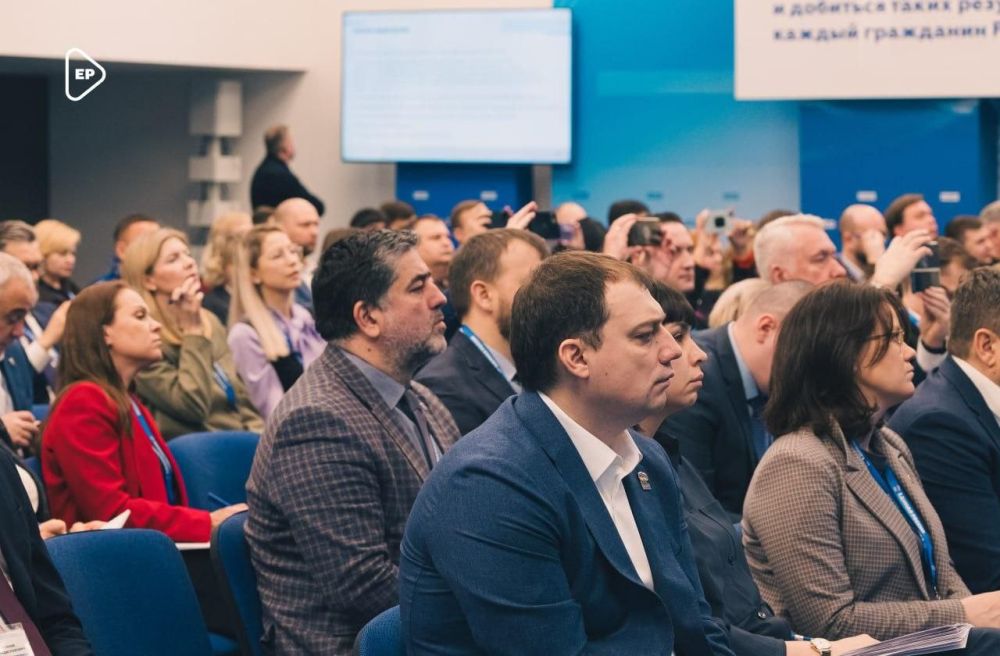 Курс на командность: Владимир Якушев поставил задачи региональным исполкомам Единой России Курс на командность: Владимир Якушев поставил задачи региональным исполкомам Единой России