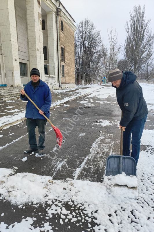 Алексей Кулемзин: Сотрудники предприятий торговли и учреждений культуры не остались в стороне и присоединились к работе по расчистке прилегающих территорий от снега Алексей Кулемзин: Сотрудники предприятий торговли и учреждений культуры не остались в стороне и присоединились к работе по расчистке прилегающих территорий от снега
