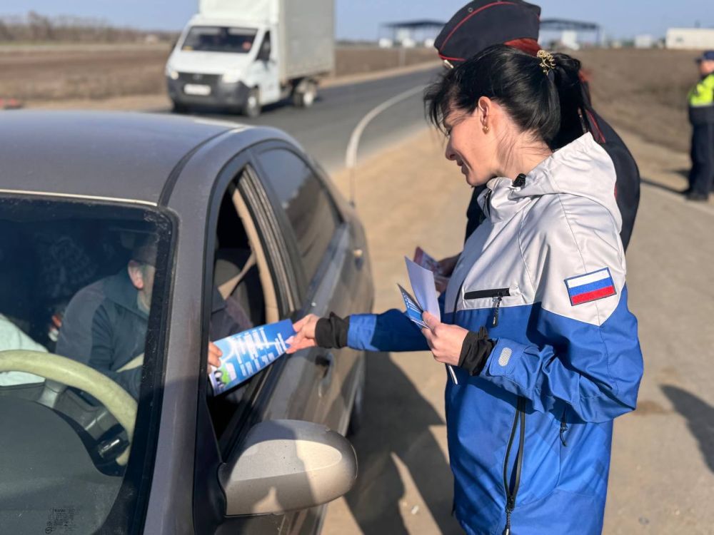 На федеральной трассе «Новороссия» полицейские провели с водителями беседы о необходимости соблюдения ПДД На федеральной трассе «Новороссия» полицейские провели с водителями беседы о необходимости соблюдения ПДД