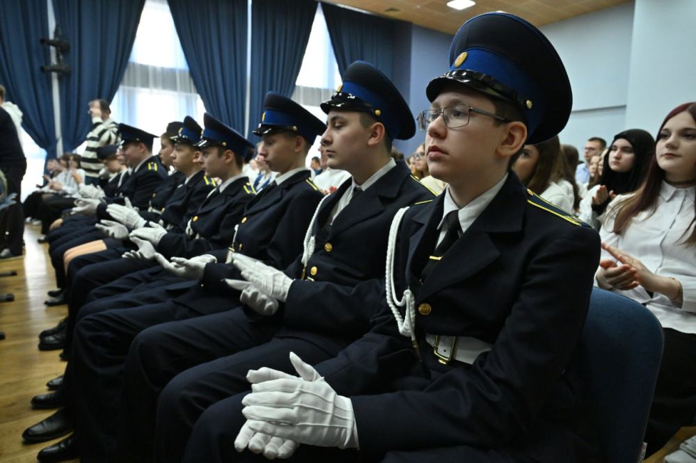 Председатель Народного Совета ДНР Константин Кузьмин вместе с делегацией Московской областной Думы посетили Одинцовскую школу №17 в Подмосковье, где состоялась церемония открытия «Парты Героя» в память об участнике СВО Председатель Народного Совета ДНР Константин Кузьмин вместе с делегацией Московской областной Думы посетили Одинцовскую школу №17 в Подмосковье, где состоялась церемония открытия «Парты Героя» в память об участнике СВО