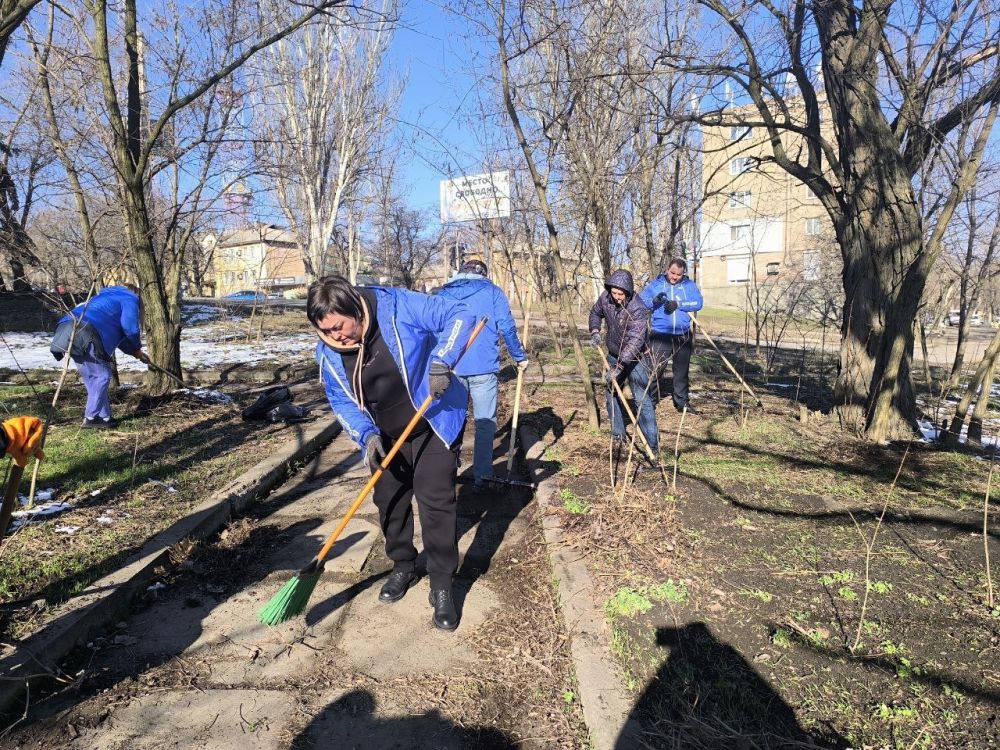 Сегодня, 20 марта, в Ленинском внутригородском районе г. Донецка в рамках проекта ВПП «Единая Россия» «Городская среда» прошел единый санитарный день «Чистый четверг» Сегодня, 20 марта, в Ленинском внутригородском районе г. Донецка в рамках проекта ВПП «Единая Россия» «Городская среда» прошел единый санитарный день «Чистый четверг»