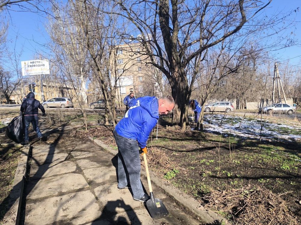 Сегодня, 20 марта, в Ленинском внутригородском районе г. Донецка в рамках проекта ВПП «Единая Россия» «Городская среда» прошел единый санитарный день «Чистый четверг» Сегодня, 20 марта, в Ленинском внутригородском районе г. Донецка в рамках проекта ВПП «Единая Россия» «Городская среда» прошел единый санитарный день «Чистый четверг»